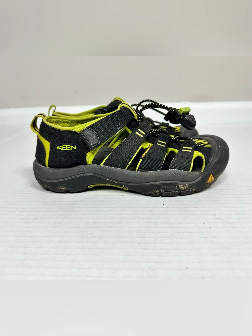 Keen Newport H2 Waterproof Hiking Sandals Big Kids Size 3.0